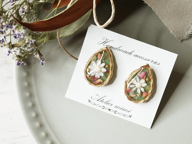 雫型の空枠とレジンとドライフラワーで作るアクセサリー