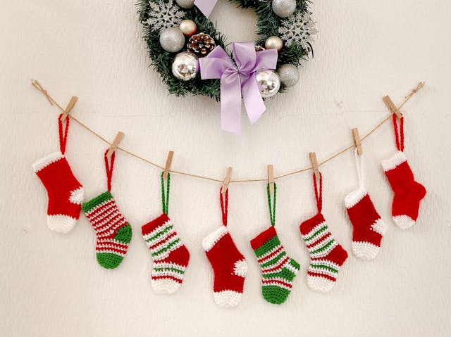 かぎ針編みで小さなクリスマスソックスの編み方(PDF編み図解説付き)