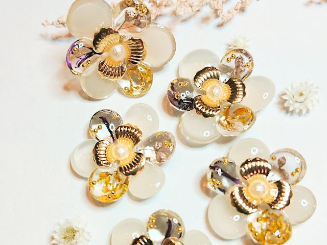 【中級者向け】モールドを使わずレジンでお花のアクセサリー作り
