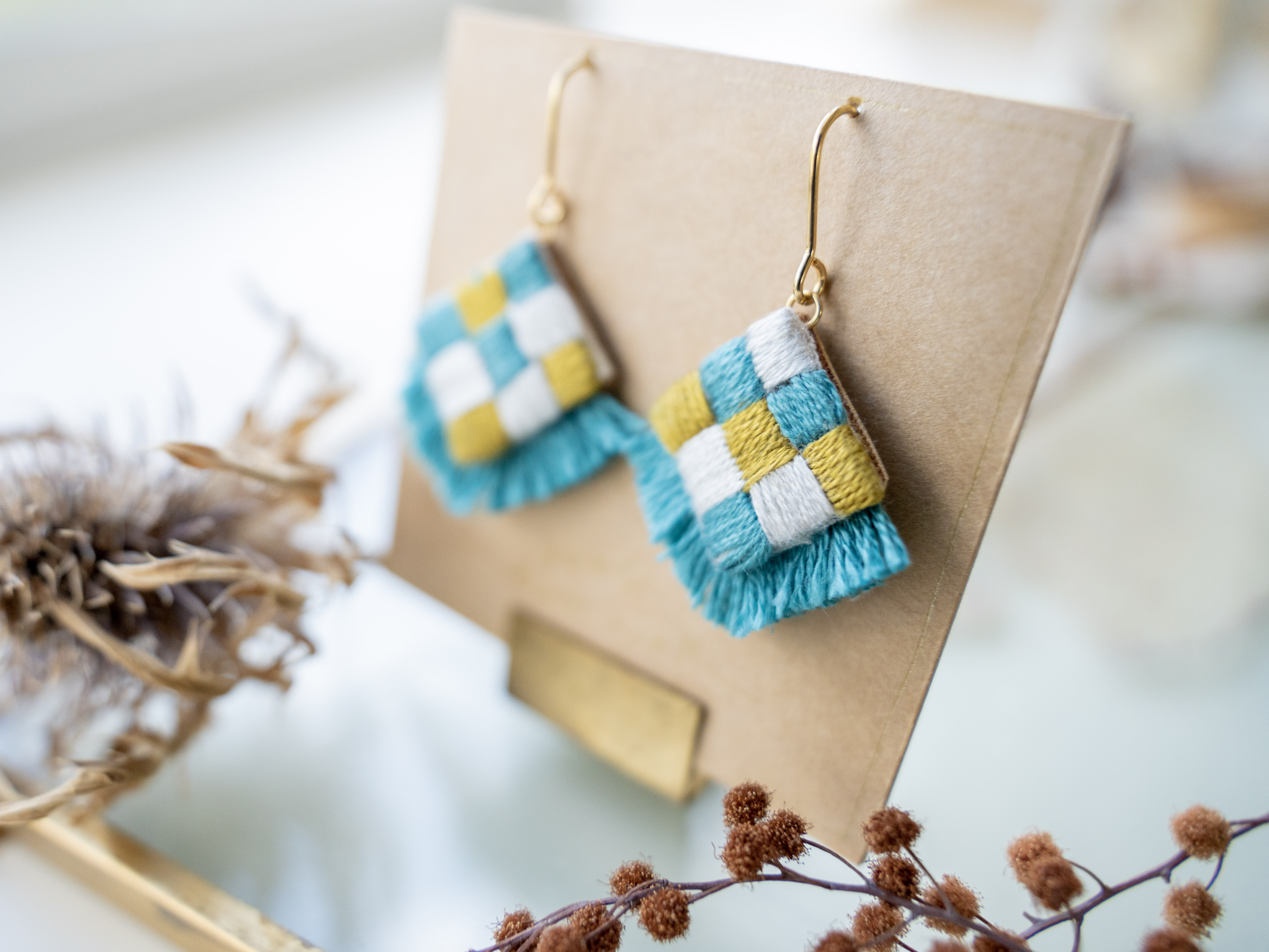 はじめての刺繍アクセサリー　～モザイク模様サテンステッチとフリンジ～