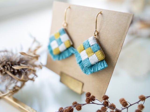 はじめての刺繍アクセサリー　～モザイク模様サテンステッチとフリンジ～