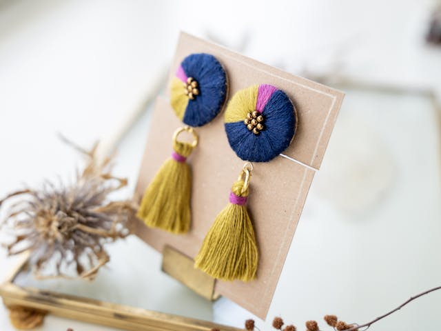 ･❖･刺繍耳飾り･❖･バイカラー刺繍イヤリング/ピアス　～サテンステッチとタッセル～