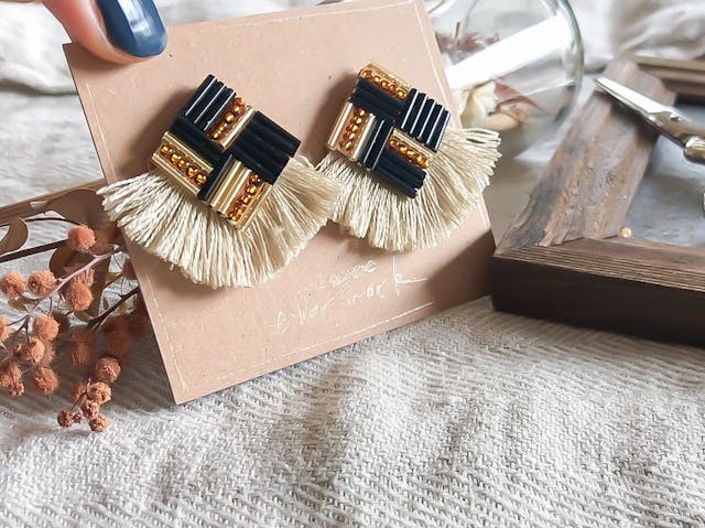 ･❖･刺繍耳飾り･❖･シックな大人ビーズ刺繍ピアス/イヤリング