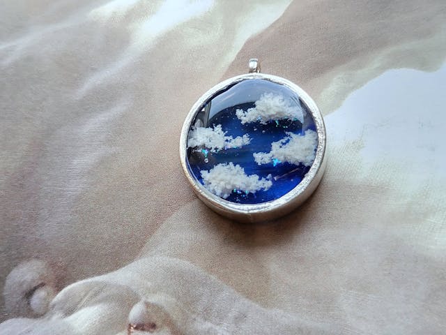 【空レジン初級】透き通る青空のフレームパーツ