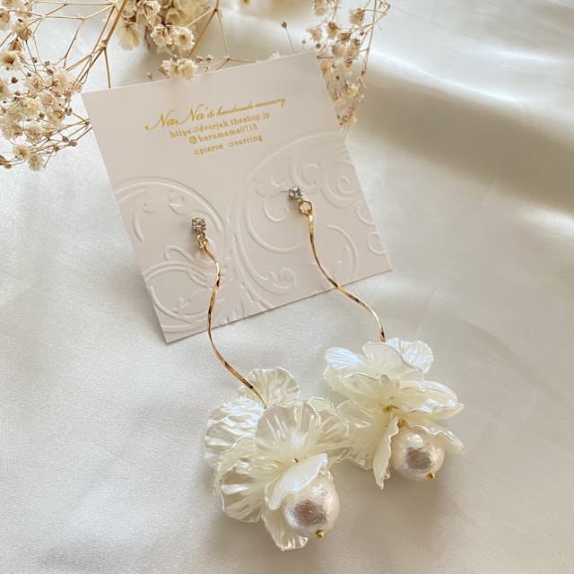 フラワータッセル　ボタニカルデザインピアス