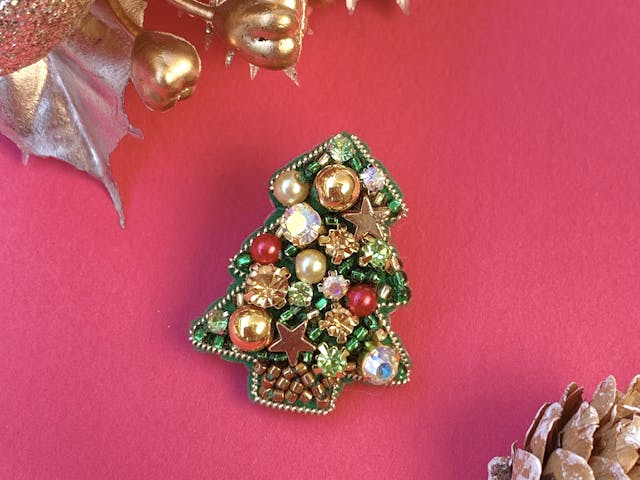 ビーズ刺繍のクリスマスツリーの作り方