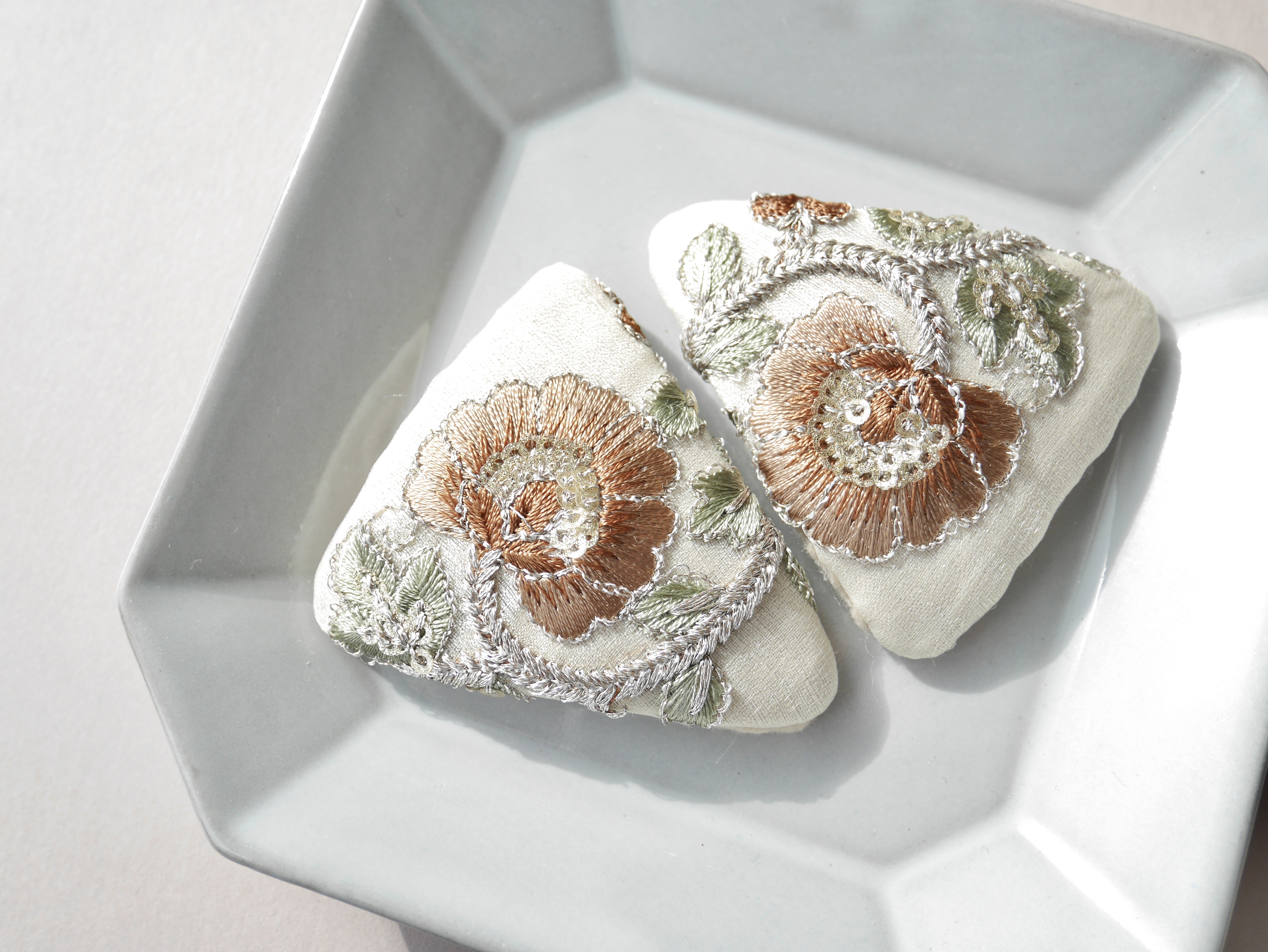 インド刺繍の三角パッチンピンの作り方