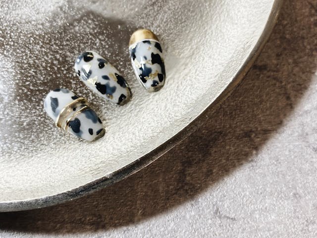 【実物ネイルチップ特典付き✨】一手間加えて抜け感が出せる♡ニュアンス牛柄アート