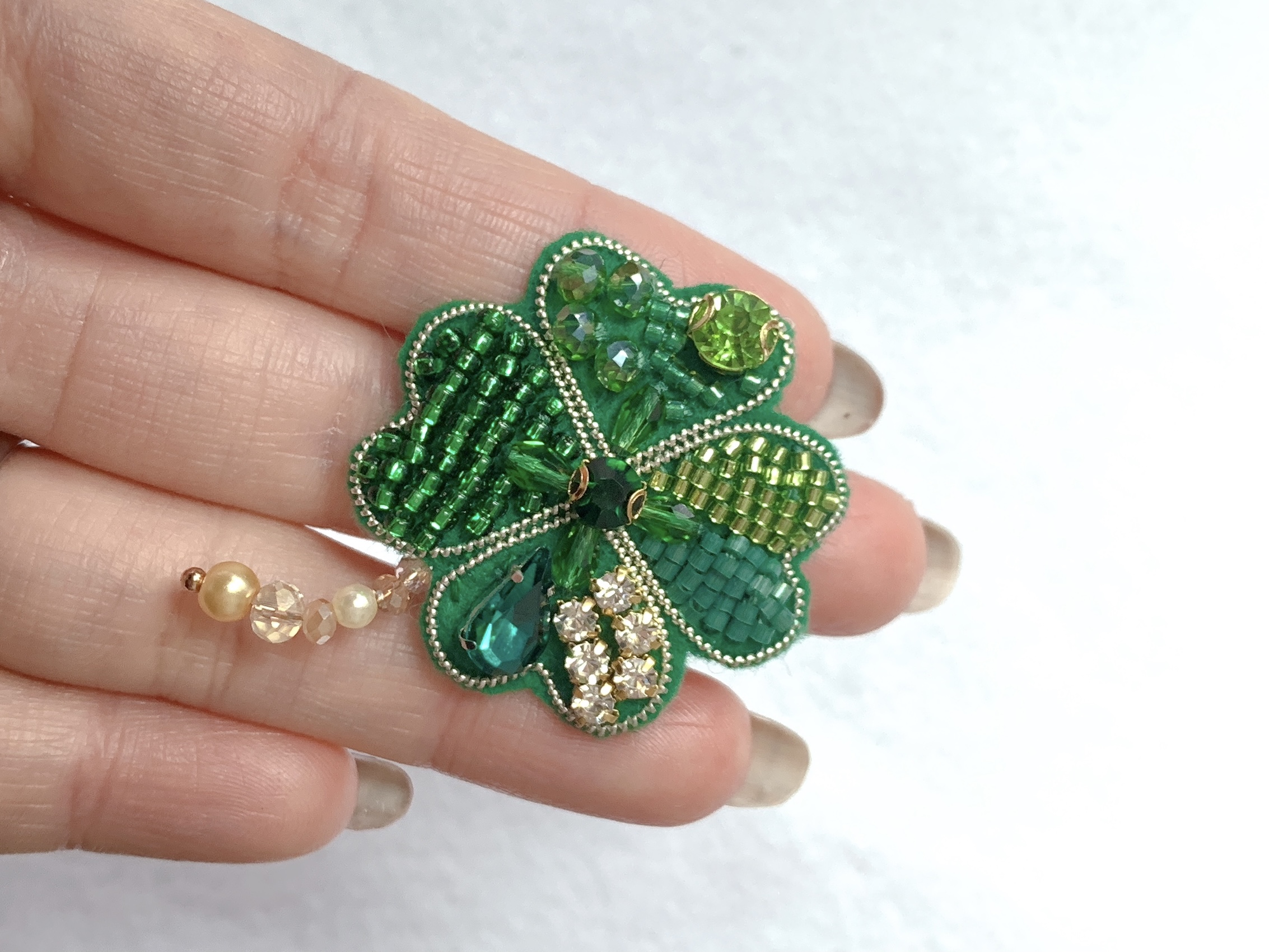 四つ葉のクローバーのビーズ刺繍の作り方