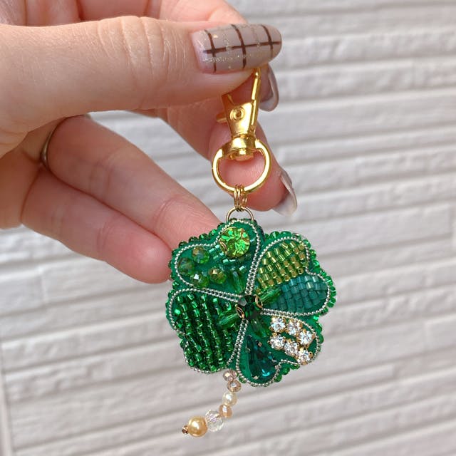 四つ葉のクローバーのビーズ刺繍