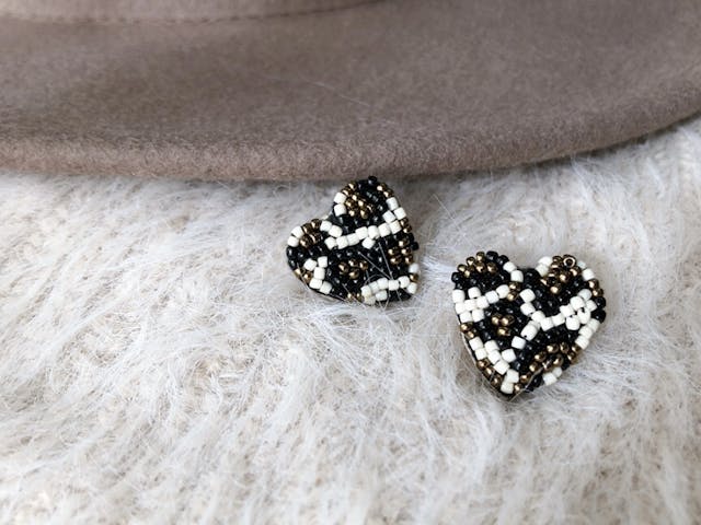 レオパード柄のハートピアスの裏側仕立て方