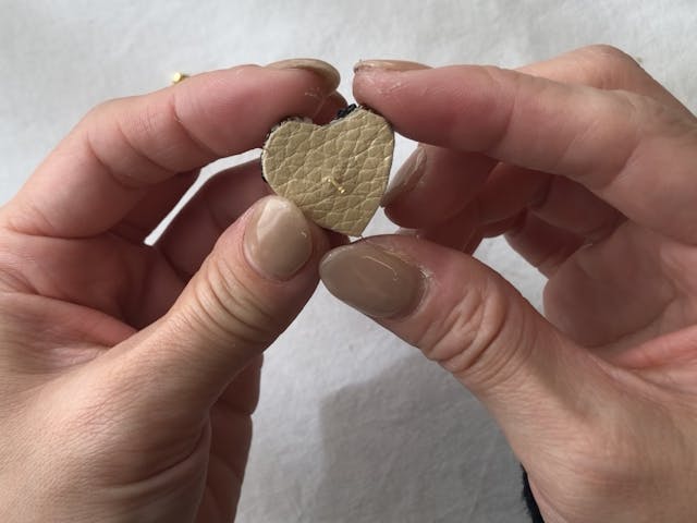 刺繍ピアスの裏側