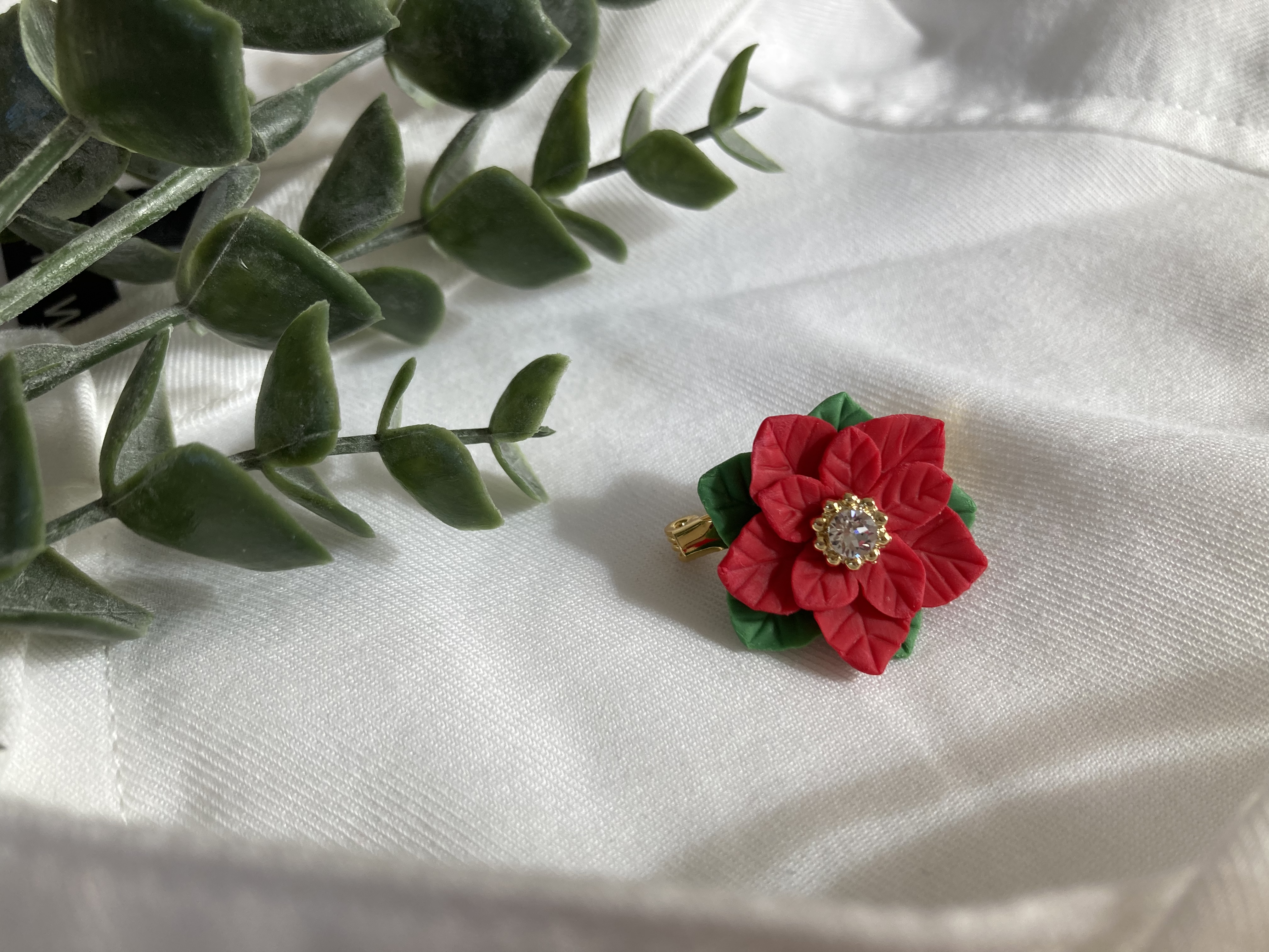 樹脂粘土で作るポインセチアのブローチ