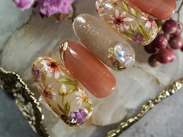 ジェルと絵の具を使った繊細なフラワーアートの描き方