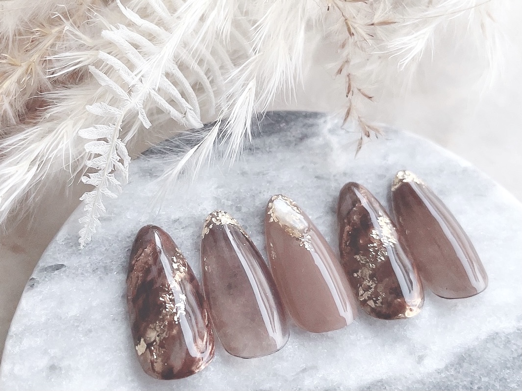 箔を使ったブラウンニュアンスアート