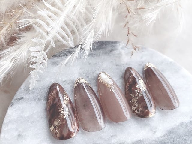 箔を使ったブラウンニュアンスアート