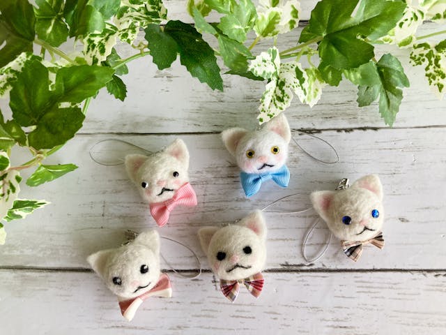 ★羊毛フェルトで作る白猫・黒猫ストラップ★