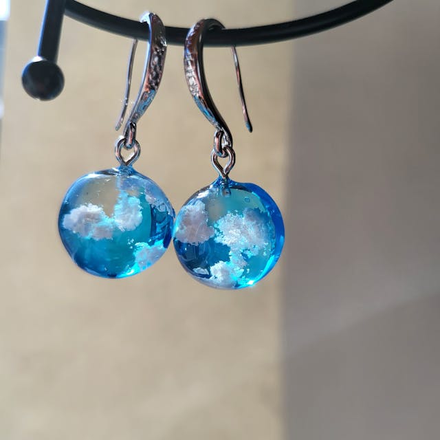 球体モールドで作るまん丸の空色ピアス