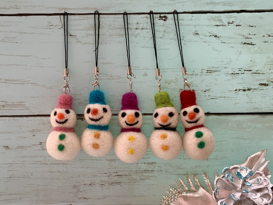 【オーダー受付用】羊毛フェルト 雪だるまストラップ オラフ 雪だるま 羊毛フェルト ストラップ付き - メルカリ