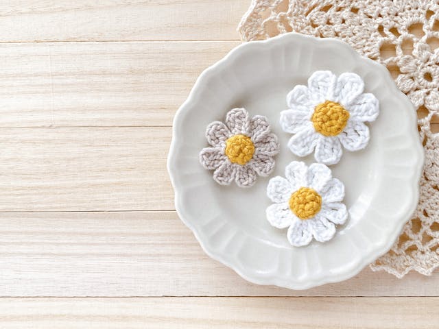 【アクセサリーや小物のポイントに･:*】お花モチーフの編み方