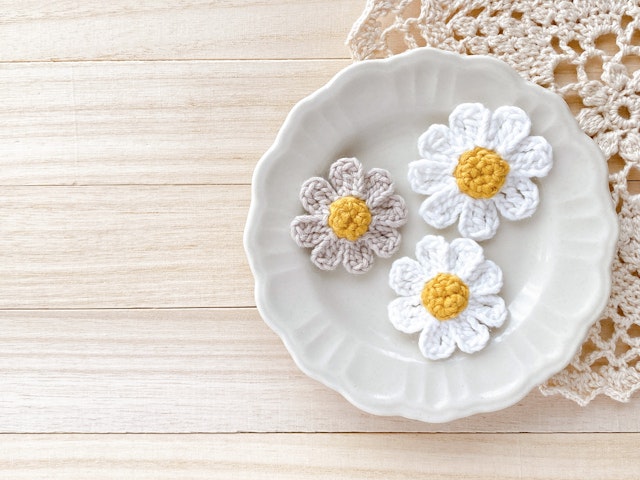 【アクセサリーや小物のポイントに･:*】お花モチーフの編み方の紹介画像1