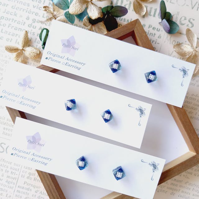 2色のキューブで作るプチサイズのかわいいピアス