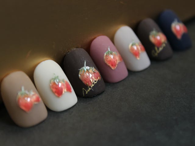 シールのようなストロベリーネイルの作り方