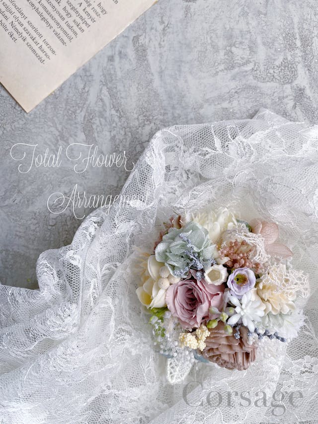 使用花材が豊富でどこにもないコサージュが作れます♥