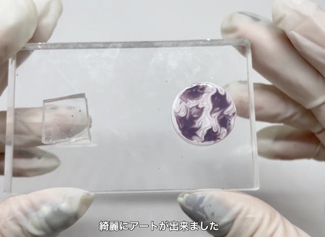 お菓子の様なマーブル模様のアクセサリー