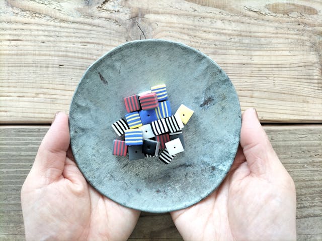 ポリマークレイで作るストライプのキューブ型ビーズ