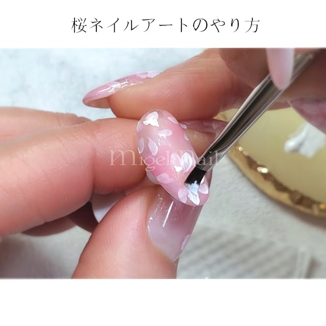 ふんわり可愛いらしい桜ネイル