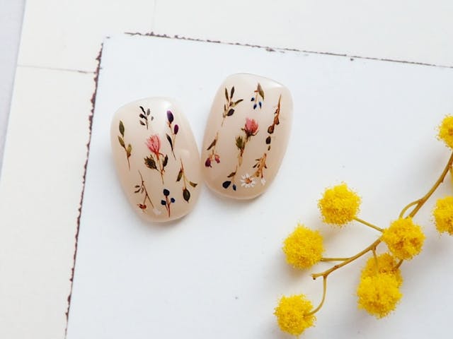 筆一本で描けるナチュラルなドライフラワーネイル