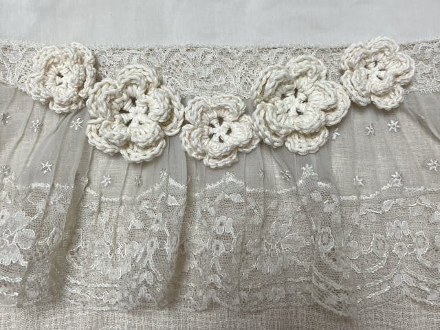 ひらひら花びら2枚重ねの花モチーフ