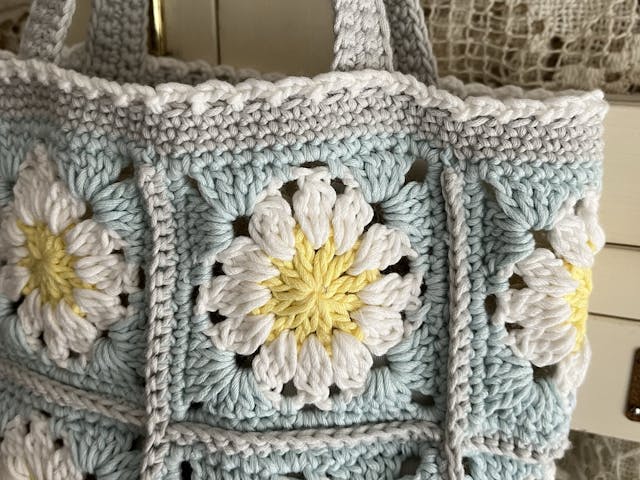 マーガレットモチーフのバッグ