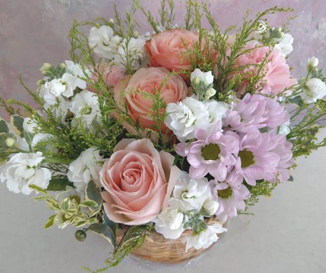 バラとカーネーションのふんわりバスケットアレンジの作り方