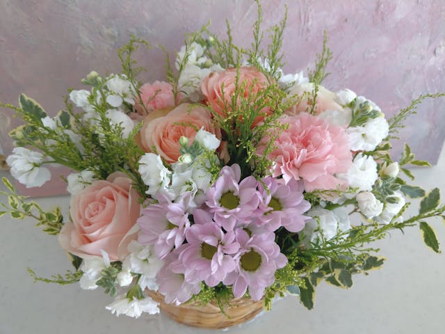 パリスタイルのバスケットアレンジメント