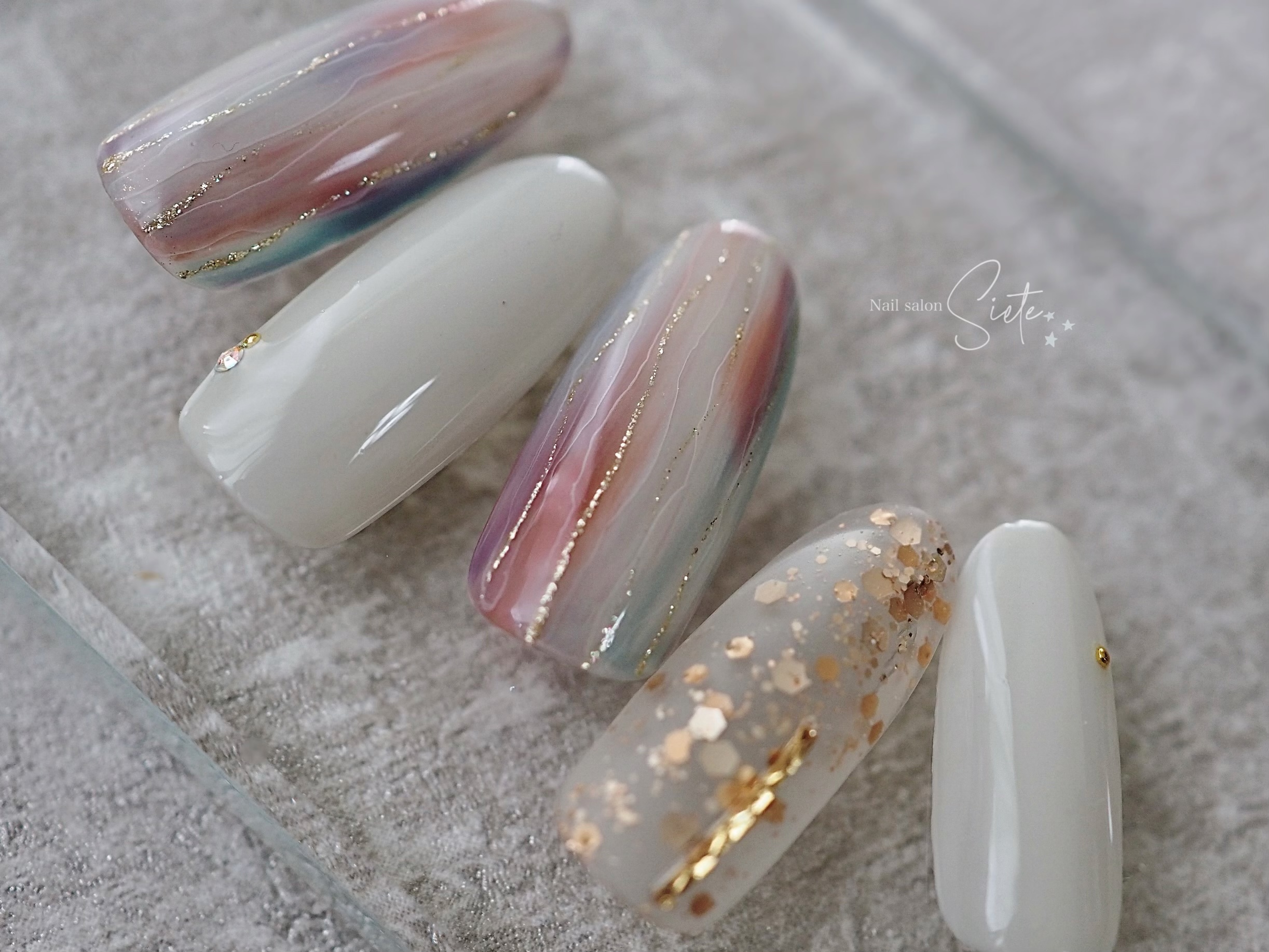 出番が少ない派手カラーが大人可愛く変身‼︎ニュアンスデザイン＋サブアート【Nuance stripe】