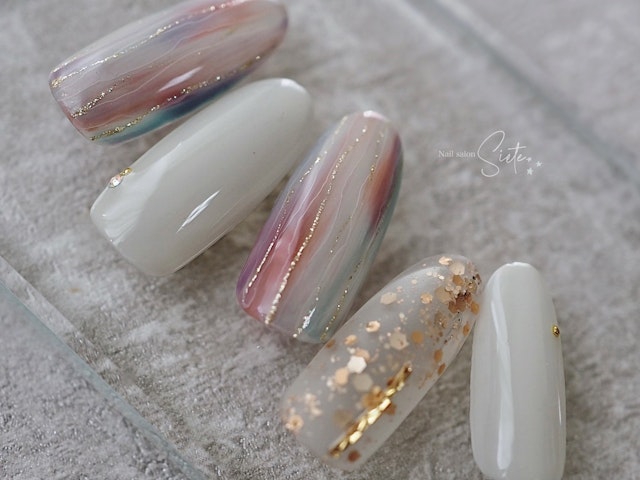 出番が少ない派手カラーが大人可愛く変身‼︎ニュアンスデザイン＋サブアート【Nuance stripe】の紹介画像1