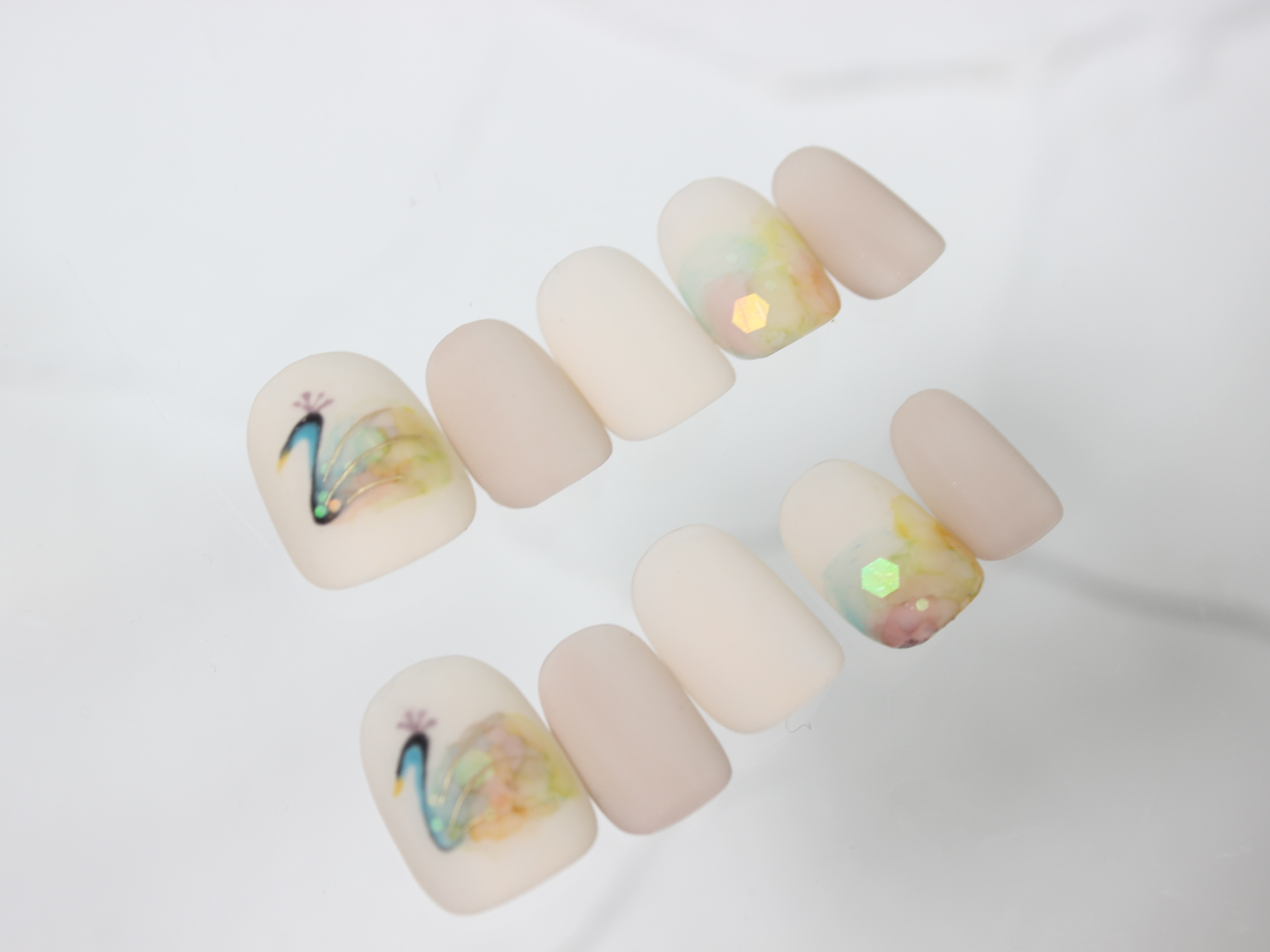 幻想的なクジャクネイルの作り方