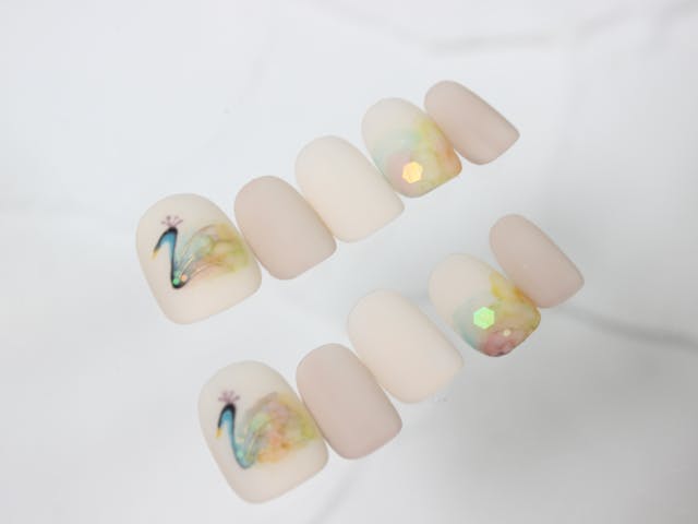 幻想的なクジャクネイルの作り方