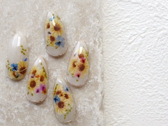 手描きのひまわりアートとドライフラワーを使ったフラワーブーケネイル💐