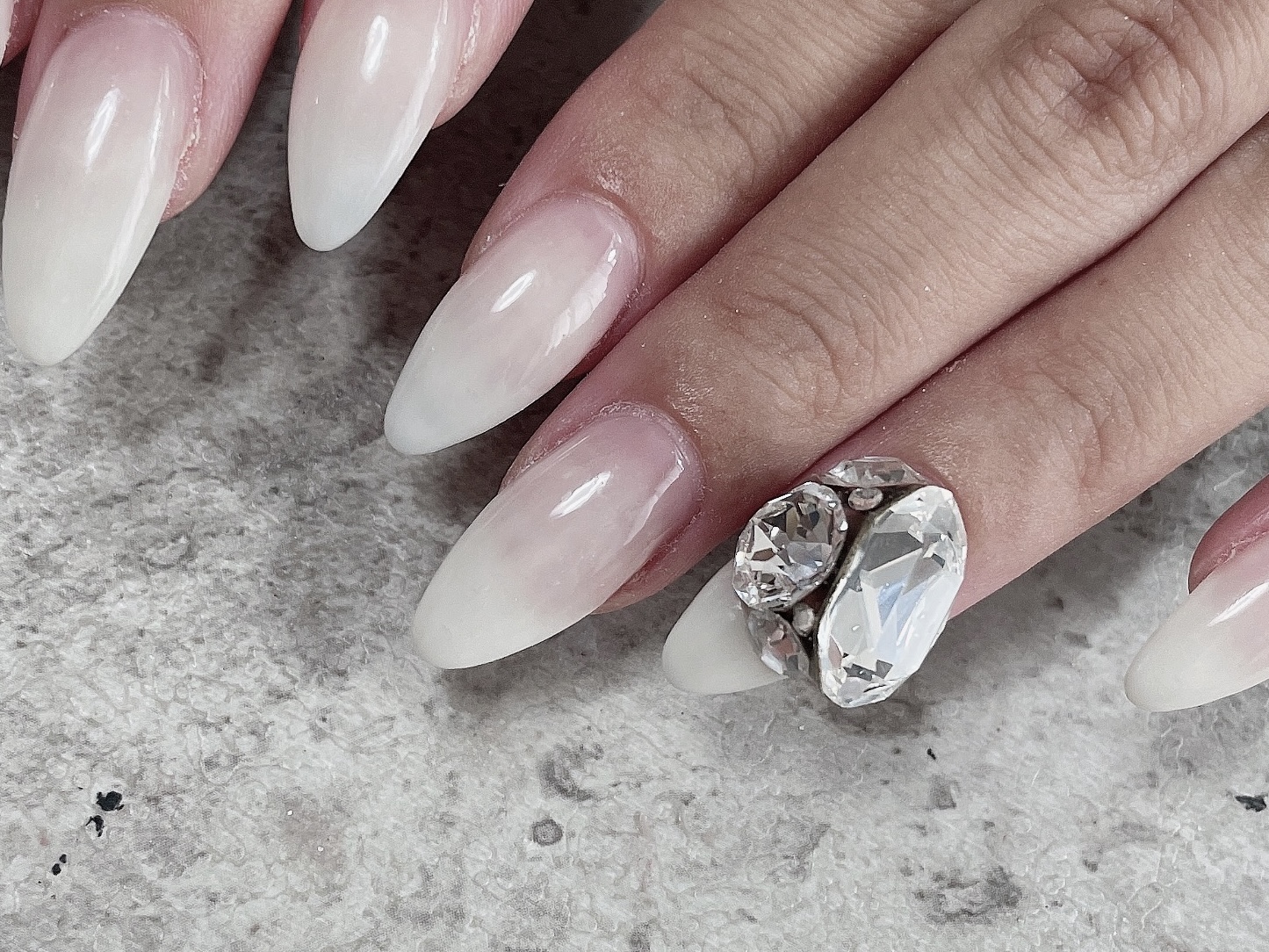 ビジューの取れにくい付け方＆バランス良く見せるコツ