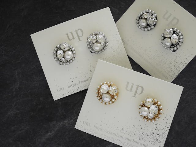 セレモニーにもTシャツにも合う グルーデコで作る【クレセントパール ピアス/イヤリング】