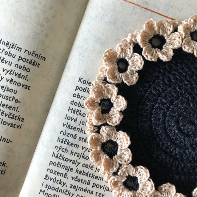 かぎ針編みのお花いっぱいドイリー