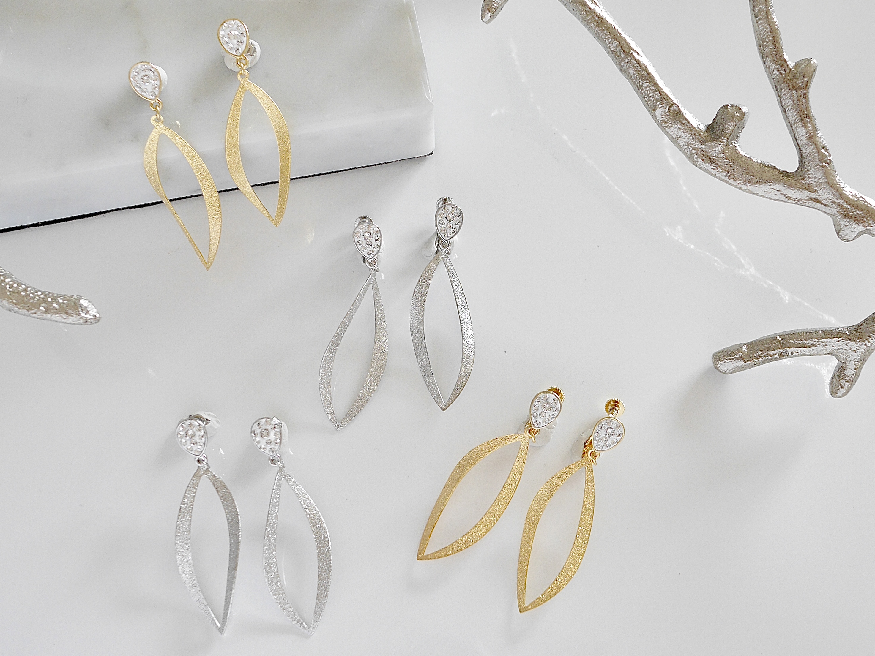 揺れるパーツがポイント　グルーデコで作る【dropピアスとイヤリング】