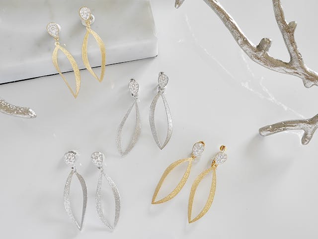 揺れるパーツがポイント　グルーデコで作る【dropピアスとイヤリング】