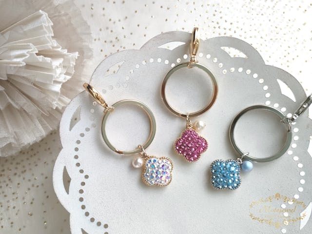 はじめてさんでも素敵に完成！グルーデコ®の基本から学ぶクローバーキーホルダーチャームの作り方