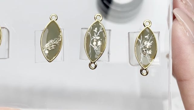 揺れるリーフアクセサリー