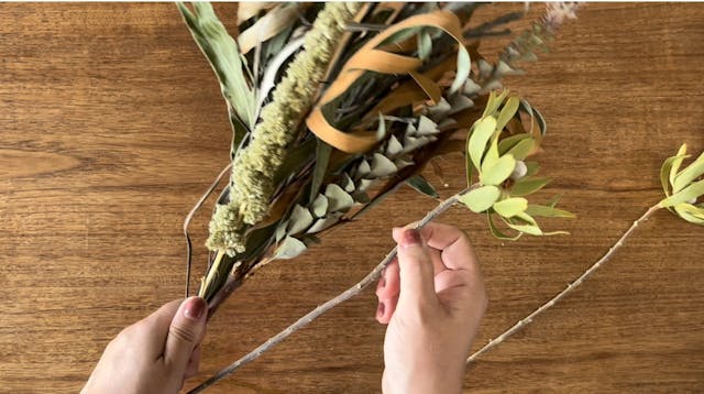 仕上がりに差が出る　ネイティブフラワーのスワッグの束ねかた