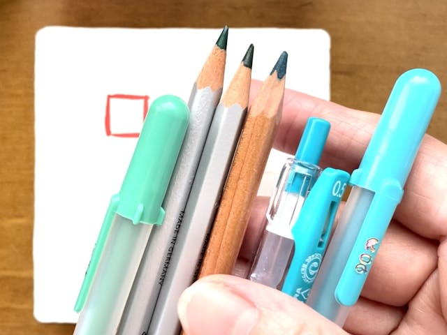 美しい葉っぱに囲まれた窓のような作品を描きましょう！